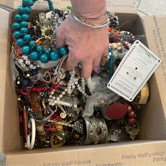 “ROCK THE CASBA”~ huge 5 LB vintage jewelry lot- MYSTERY BOX - Picture 6 of 9